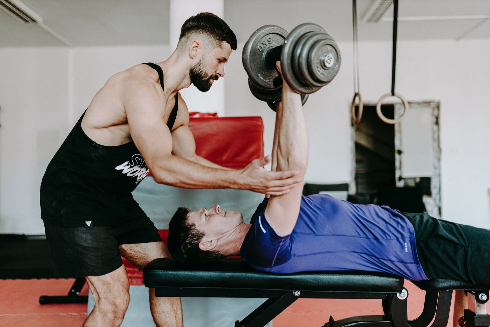 Osobní trenér při vedení silového tréninku v INMOVE